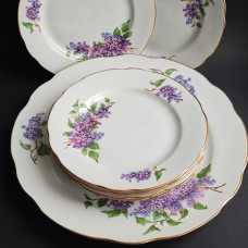 Plate (30 cm diameter) and 6 Lilac Dulevo plates (20 cm diameter).
