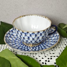 Six cups with saucers.